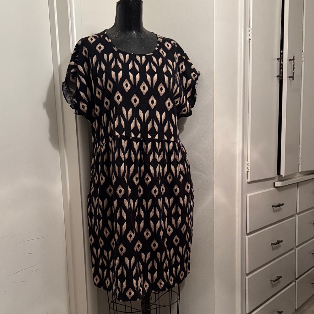 Elegant Black and Cream Patterned Mini Dress